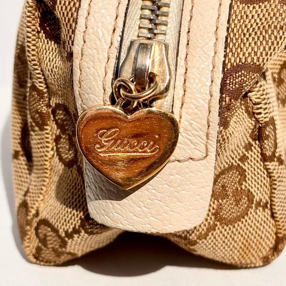 GUCCI
GUCCI 2000S BROWN MONOGRAM COSMETIC POUCH WITH GOLD 💛 ZIPPER PULL
$625 - Picture 5 of 11